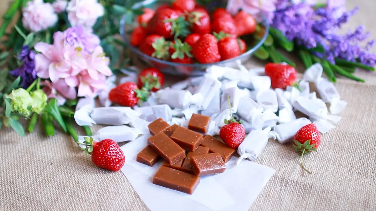 ИРИСКИ "Клубника со Сливками".  Рецепт карамельных конфет с клубникой.